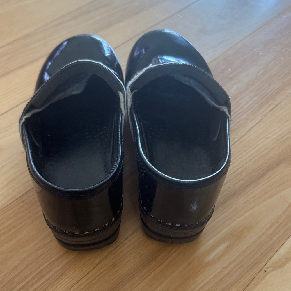 Black Patent Leather Dansko Clogs | Sleek Glossy Finish | Size 36 - Picture 5 of 11